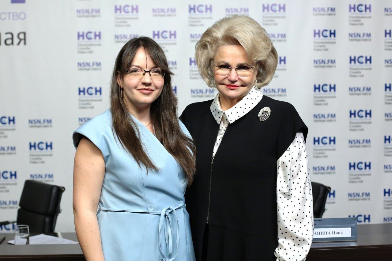 С Ниной Останиной в пресс-центре НСН